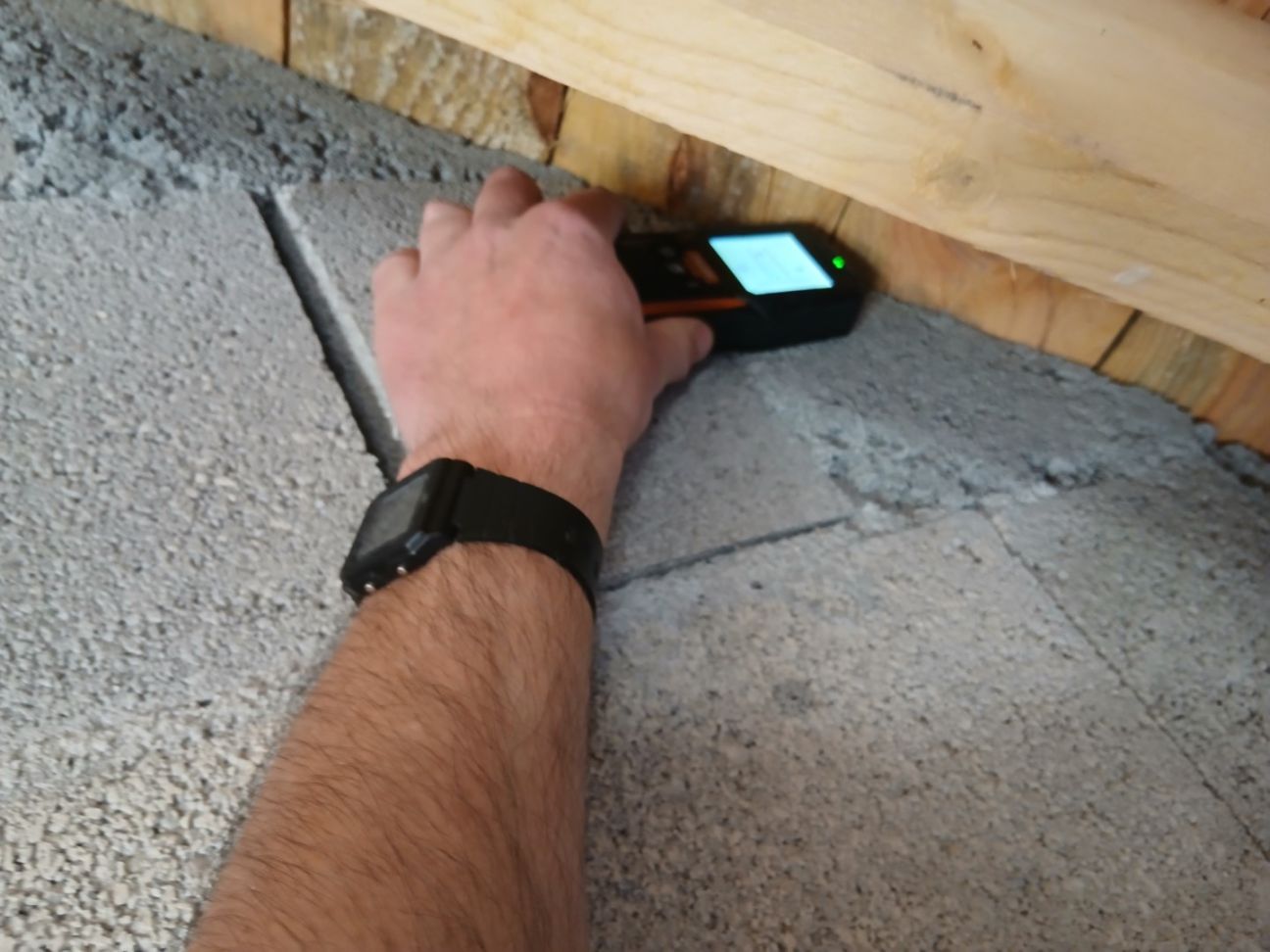 Utilisation d'un détecteur de métaux pour savoir si le chaînage rempant est armé. 